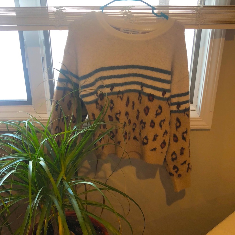 Cupcakes and cashmere trendy sweater in M!